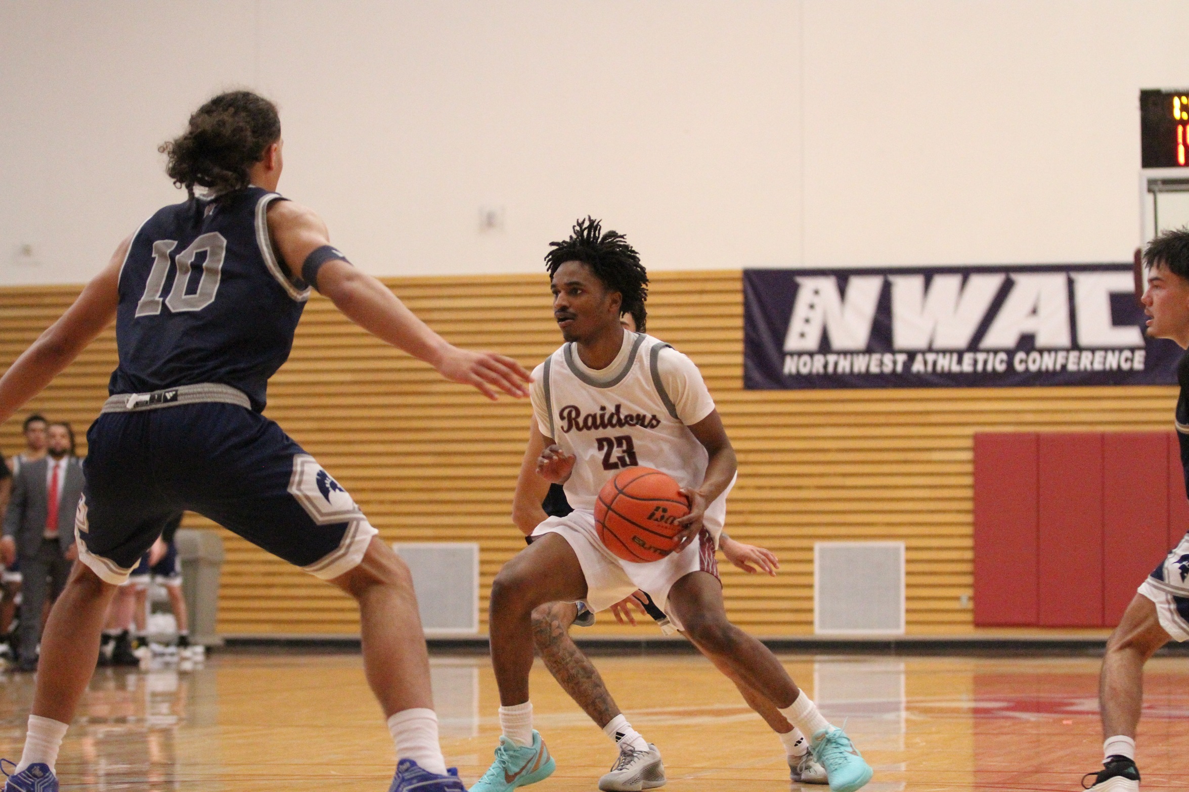 Raiders Defeat Titans at Home