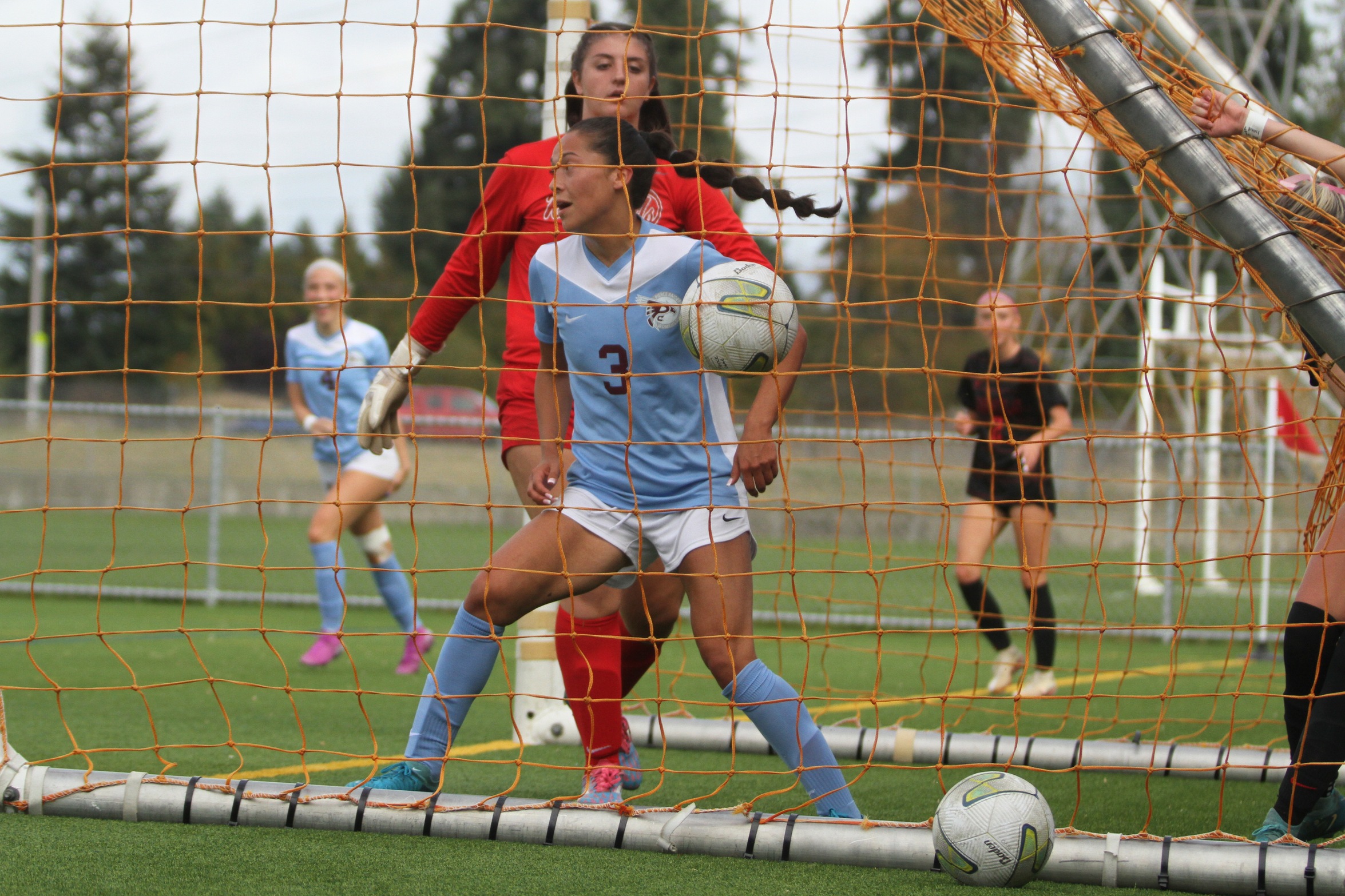 Raiders Stun Red Devils With 2-1 Win